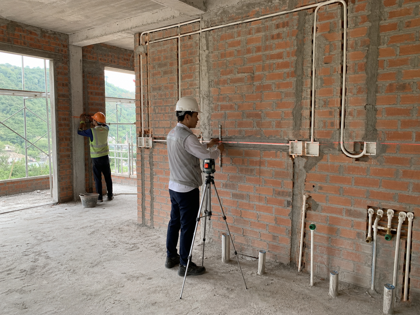 Kỹ sư kiểm tra hiện trường thi công nhà ở